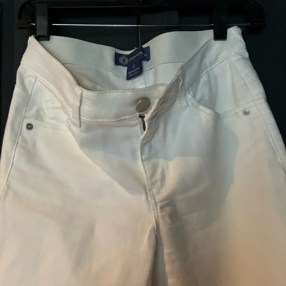 Democracy Women's White Cropped Jeans - Picture 2 of 7